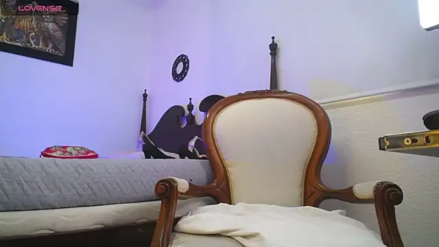 chloe  Jones  online show from November 26, 1:00 pm