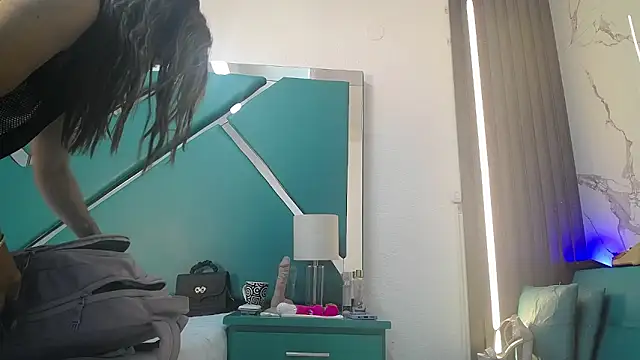 chloe  Jones  online show from April 1, 12:50 pm