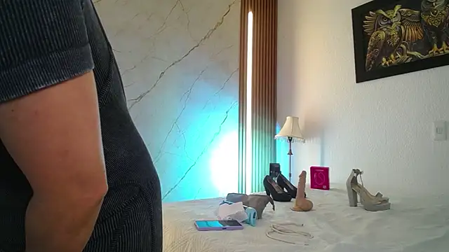 chloe  Jones  online show from February 5, 12:45 pm