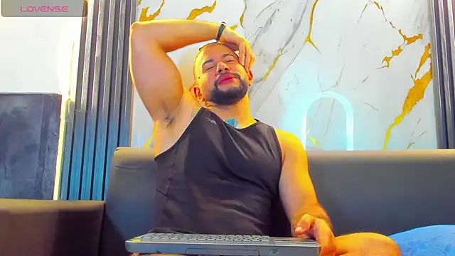 Snapshot of isaac_franko chatting on November 11, 9:09 pm isaac franko online show from November 11, 9:09 pm