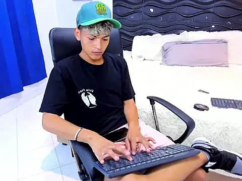 Snapshot of Sammy_Millers chatting on November 17, 5:39 pm Sammy Millers online show from November 17, 5:39 pm