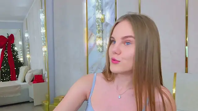 Lili Lohan online show from December 14, 5:18 pm