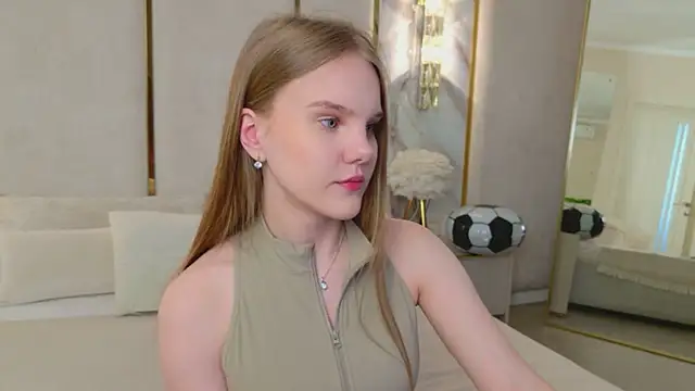 Snapshot of Lili_Lohan chatting on July 16, 5:04 am Lili Lohan online show from July 16, 5:04 am