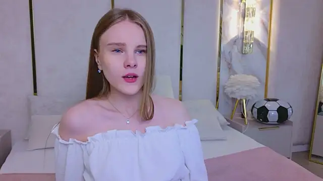Snapshot of Lili_Lohan chatting on July 8, 5:08 am Lili Lohan online show from July 8, 5:08 am