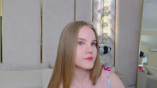 Snapshot of Lili_Lohan chatting on July 6, 5:03 am Lili Lohan online show from July 6, 5:03 am