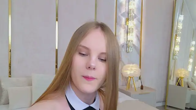 Snapshot of Lili_Lohan chatting on June 22, 5:04 am Lili Lohan online show from June 22, 5:04 am