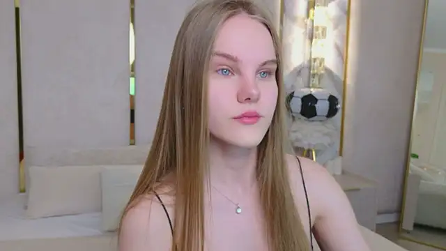 Snapshot of Lili_Lohan chatting on July 19, 5:05 am Lili Lohan online show from July 19, 5:05 am
