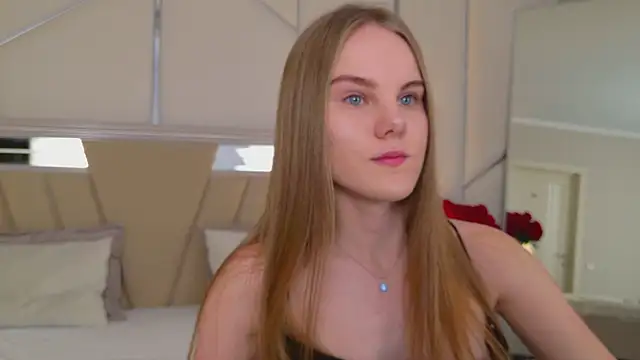 Lili Lohan online show from December 20, 5:05 pm