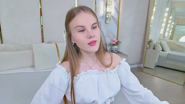 Lili Lohan online show from May 13, 5:03 am