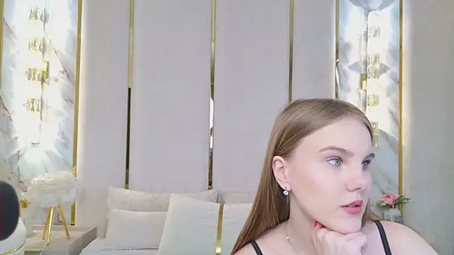 Lili Lohan online show from May 19, 5:03 am