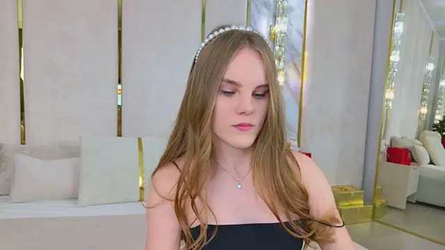 Lili Lohan online show from December 19, 5:15 pm