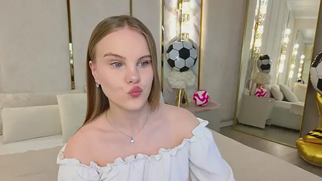 Snapshot of Lili_Lohan chatting on July 1, 5:08 am Lili Lohan online show from July 1, 5:08 am