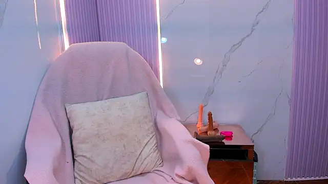 Snapshot of Mila_Leon chatting on June 3, 4:35 am Mila Leon online show from June 3, 4:35 am
