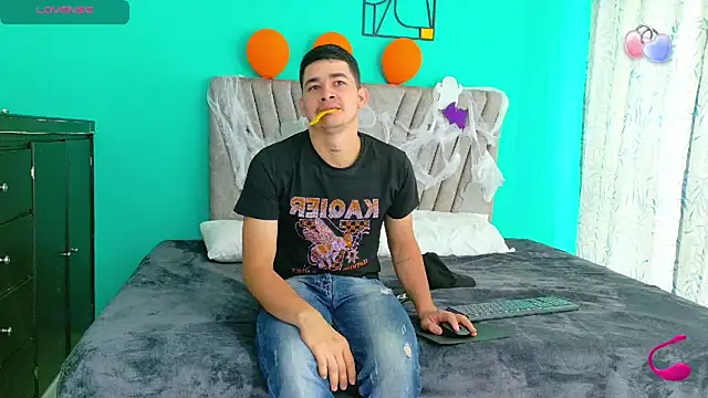 Laura King online show from November 5, 7:06 pm