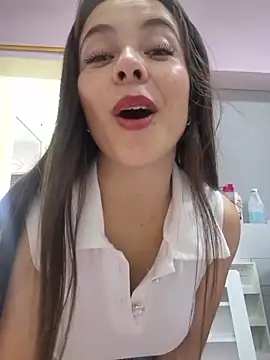 Snapshot of EmmaValencia_ chatting on June 12, 9:34 pm EmmaValencia online show from June 12, 9:34 pm