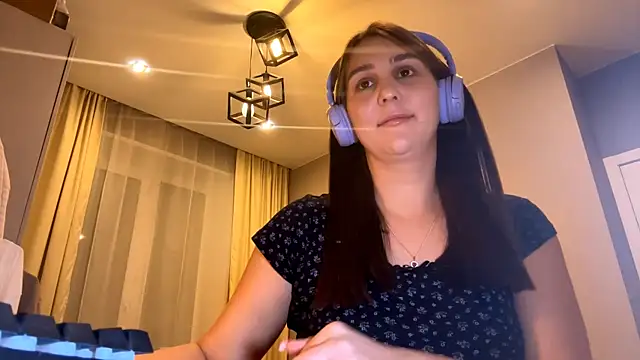 Snapshot of RoseRossi chatting on October 10, 10:05 am RoseRossi online show from October 10, 10:05 am
