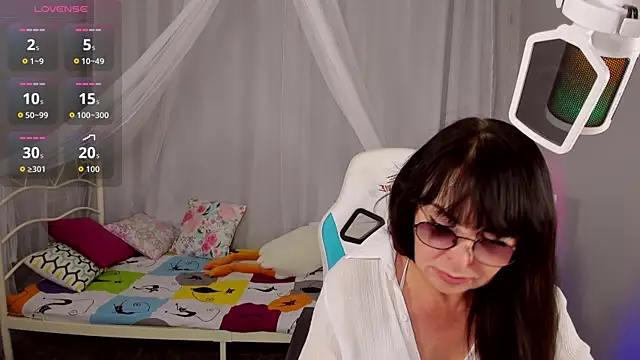 LindaRomero online show from September 28, 3:30 pm