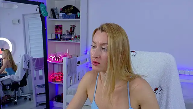 MysticRoxanne online show from January 8, 2:01 pm