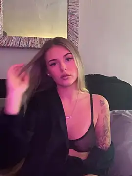 Snapshot of EllieEllxx chatting on October 10, 9:54 am EllieEllxx online show from October 10, 9:54 am