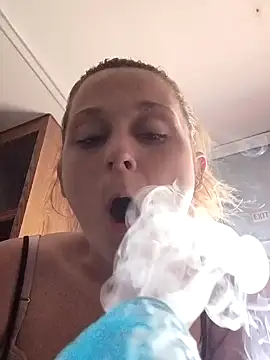 Queen2454 online show from April 1, 5:10 pm