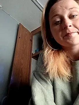 Queen2454 online show from April 3, 3:40 pm