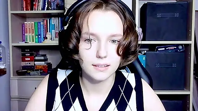 Snapshot of Diana-back chatting on October 3, 4:30 pm Diana-back online show from October 3, 4:30 pm