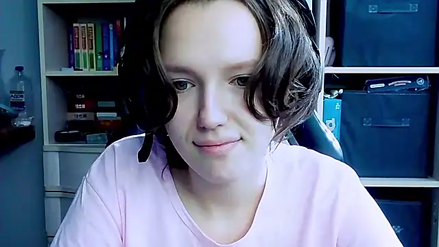 Snapshot of Diana-back chatting on October 4, 6:59 am Diana-back online show from October 4, 6:59 am