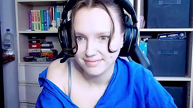 Snapshot of Diana-back chatting on October 6, 6:36 am Diana-back online show from October 6, 6:36 am