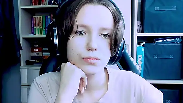 Snapshot of Diana-back chatting on October 8, 6:26 am Diana-back online show from October 8, 6:26 am