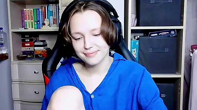 Snapshot of Diana-back chatting on October 12, 7:43 am Diana-back online show from October 12, 7:43 am