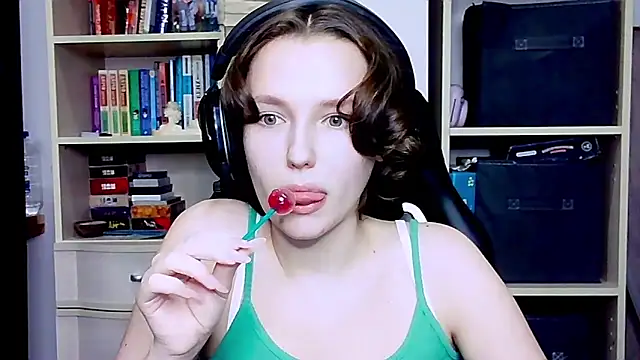 Snapshot of Diana-back chatting on October 10, 4:08 pm Diana-back online show from October 10, 4:08 pm