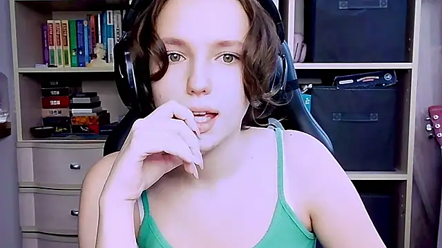 Snapshot of Diana-back chatting on October 11, 7:53 am Diana-back online show from October 11, 7:53 am