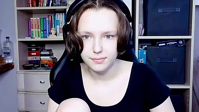 Snapshot of Diana-back chatting on October 13, 7:43 am Diana-back online show from October 13, 7:43 am