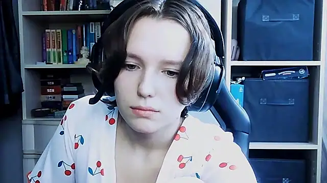 Snapshot of Diana-back chatting on October 7, 6:58 am Diana-back online show from October 7, 6:58 am