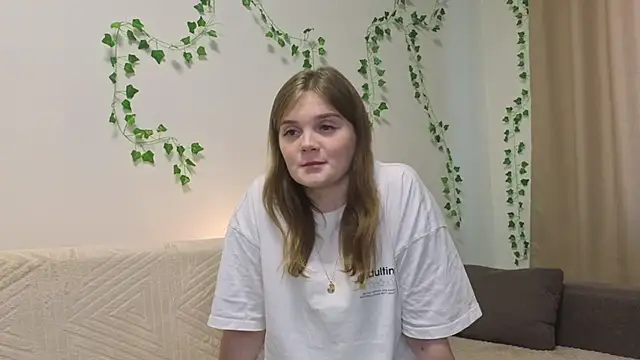 Snapshot of AddieRozo chatting on October 9, 7:42 am AddieRozo online show from October 9, 7:42 am