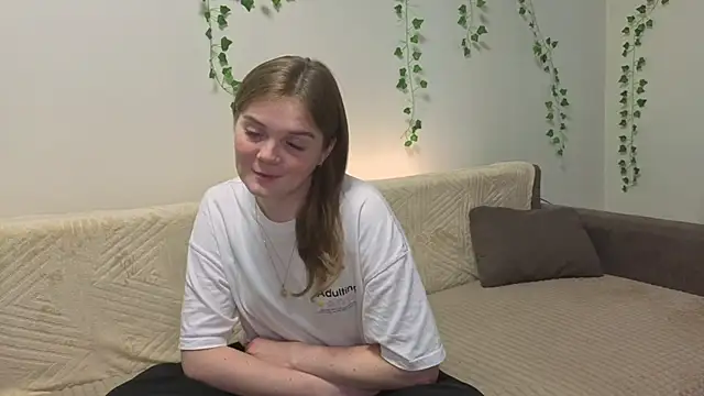 Snapshot of AddieRozo chatting on October 6, 8:04 am AddieRozo online show from October 6, 8:04 am