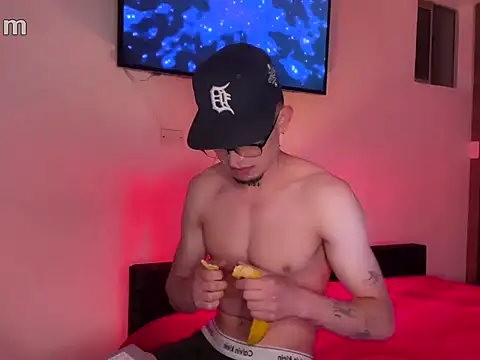 Snapshot of strongManLatino chatting on October 21, 12:11 am strongManLatino online show from October 21, 12:11 am