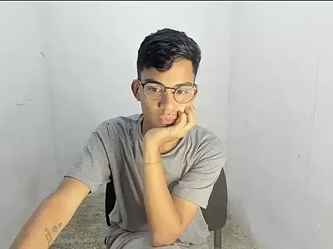 Snapshot of Deivi_colins_23 chatting on October 13, 9:27 pm Deivi colins 23 online show from October 13, 9:27 pm