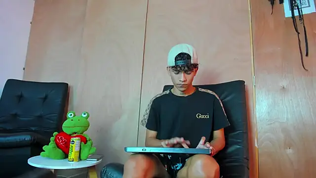 Snapshot of milo_crave chatting on October 6, 8:42 pm milo crave online show from October 6, 8:42 pm