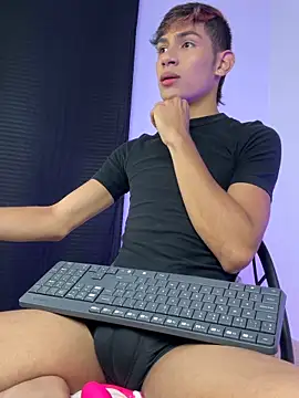 Snapshot of cherub_ chatting on November 17, 11:31 pm cherub online show from November 17, 11:31 pm