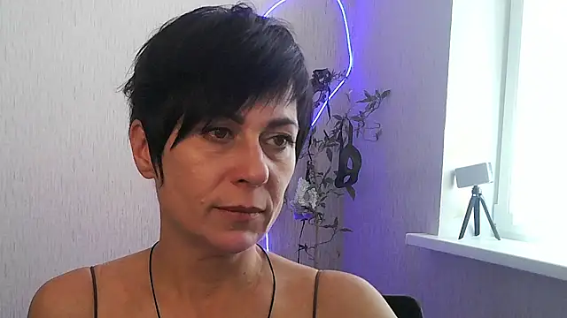 Ashley Brookss online show from November 9, 10:19 am