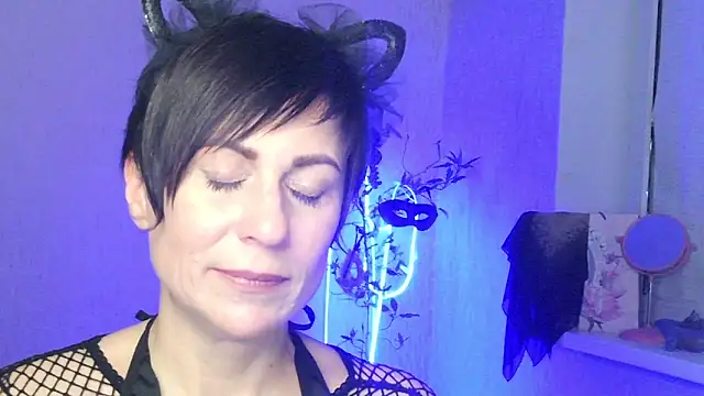 Ashley Brookss online show from November 15, 9:30 pm