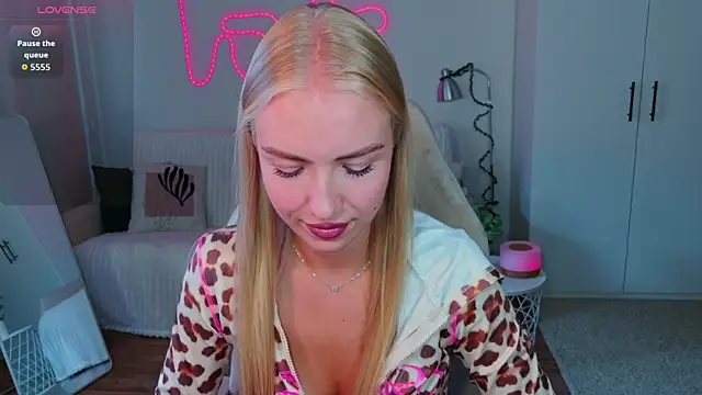 TessaGrays online show from July 31, 2:26 pm