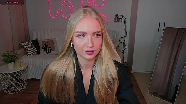 TessaGrays online show from April 4, 9:49 am