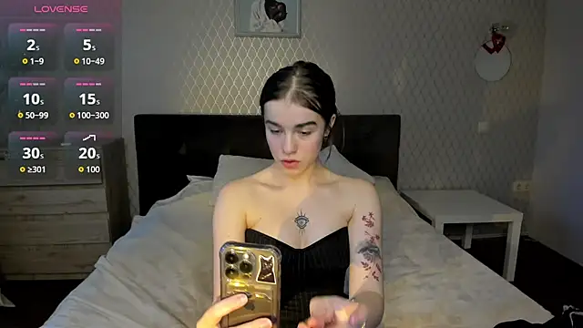 Snapshot of ShellyMoon_ chatting on October 11, 2:51 pm ShellyMoon online show from October 11, 2:51 pm