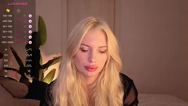 Snapshot of SweetCherryBlonde chatting on October 9, 8:37 am SweetCherryBlonde online show from October 9, 8:37 am