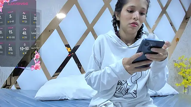 Snapshot of AlexaWillss chatting on October 3, 9:05 pm AlexaWillss online show from October 3, 9:05 pm