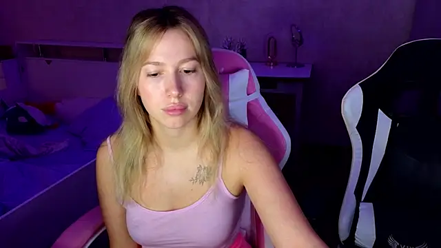 stefany and bettany online show from November 13, 11:36 am