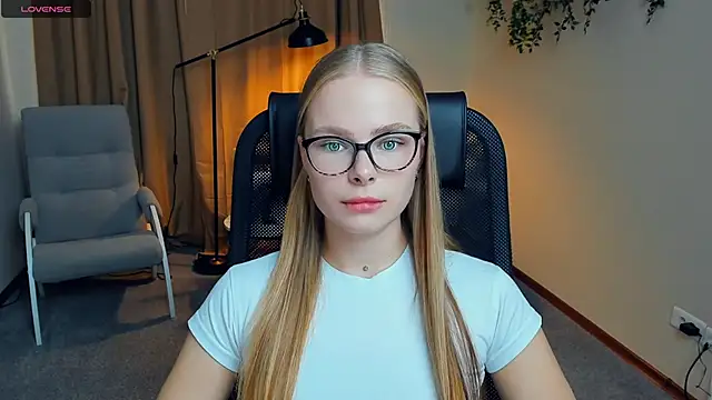 Snapshot of LibbyVenzeio chatting on October 2, 9:34 am LibbyVenzeio online show from October 2, 9:34 am