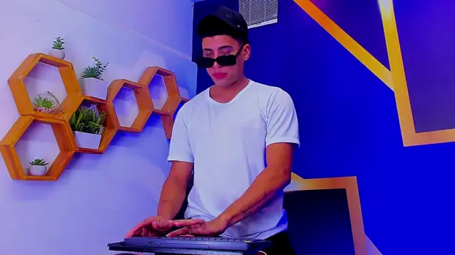 Snapshot of The_Boy_King chatting on October 22, 2:05 pm The Boy King online show from October 22, 2:05 pm